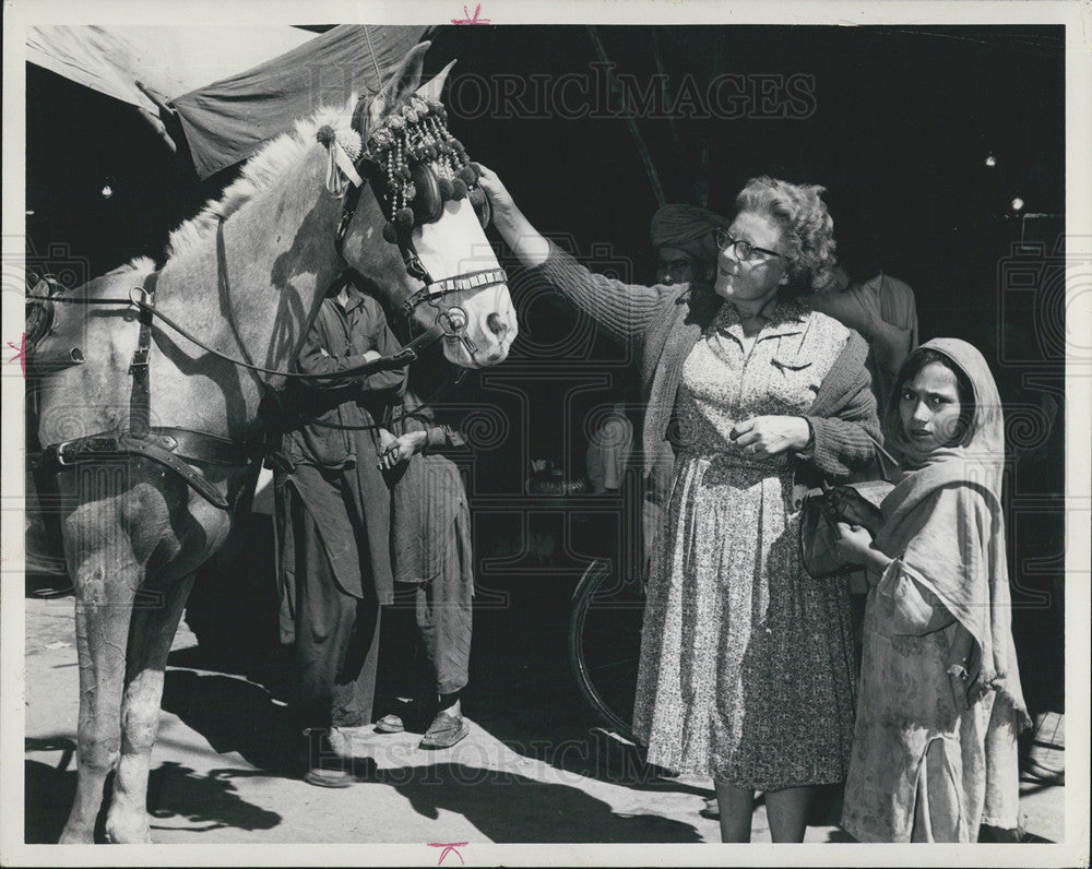 1965 Press Photo Local shopping in Pakistan - Historic Images