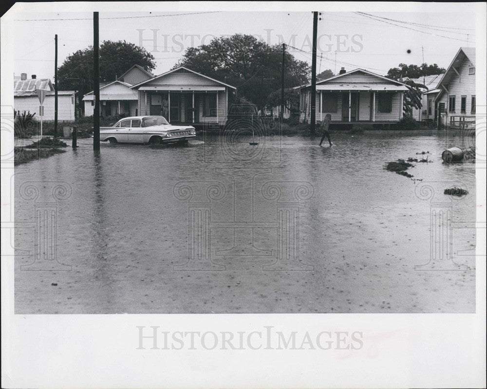 1966 Press Photo Flooded streets of St. Petersburg, Florida - Historic Images