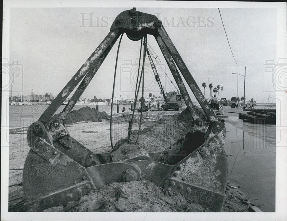 1970 Press Photo Construction on the seawall in St. Petersburg, Florida - Historic Images