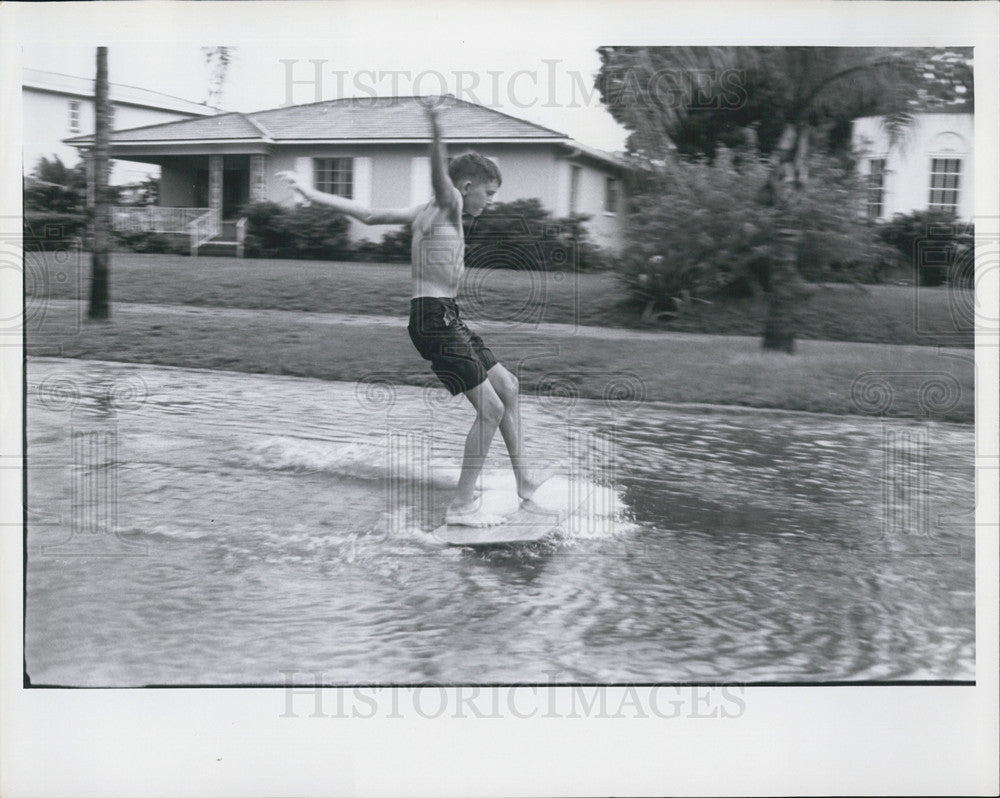 1965 Press Photo Surfing the flooded streets of St. Petersburg, Florida - Historic Images