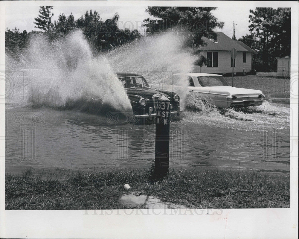 1966 Press Photo Riding through the flooded streets of St. Petersburg, Florida - Historic Images