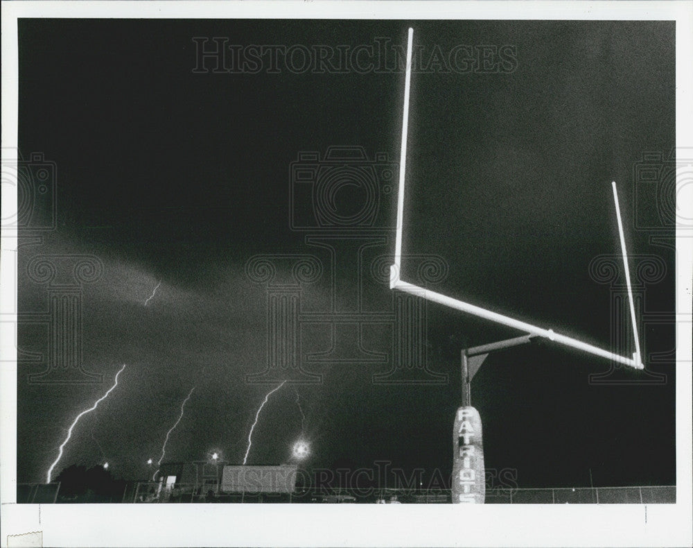 1990 Press Photo Lightning at the Pinella Park, delaying football games - Historic Images