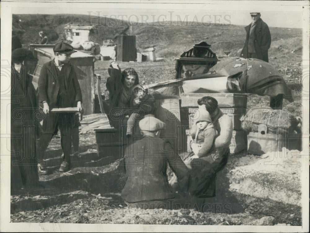 1937 Press Photo Unemployed Poles Dig Into Zinc Slag Heaps To Solve Rent Issue - Historic Images