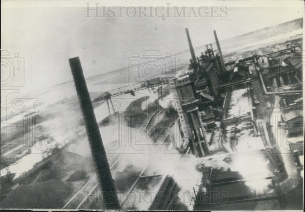 1942 Press Photo Dutch steel plant in Velsen, Holland damaged after bombing - Historic Images