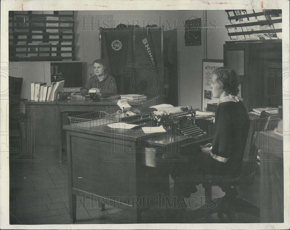 Press Photo Jetta Steeg & Agnes Sundin, School, College & Camp Bureau - Historic Images