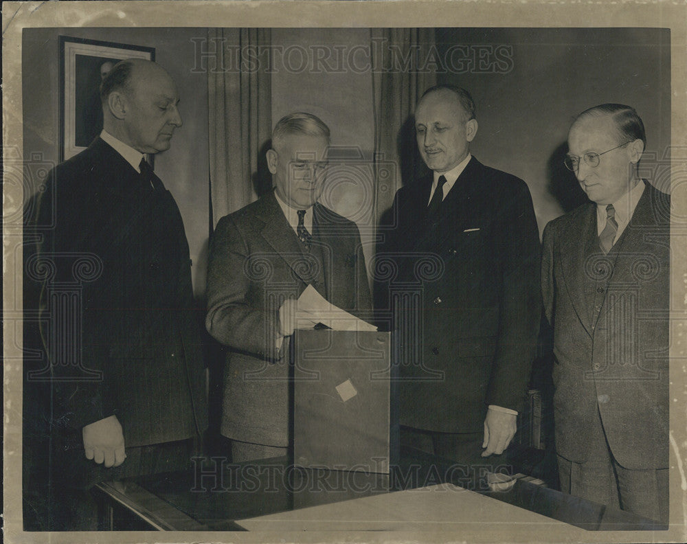 1943 Press Photo Chicago Association Of Commerce Balloting - Historic Images