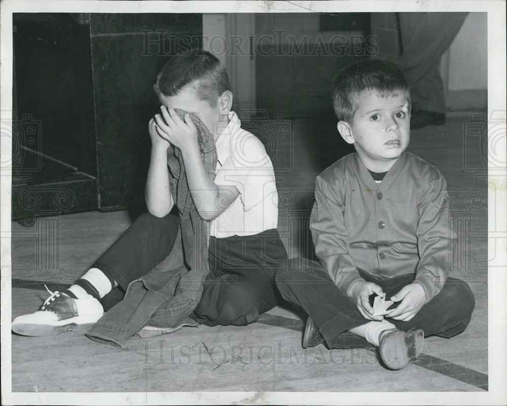 1952 Press Photo Crying in school - Historic Images