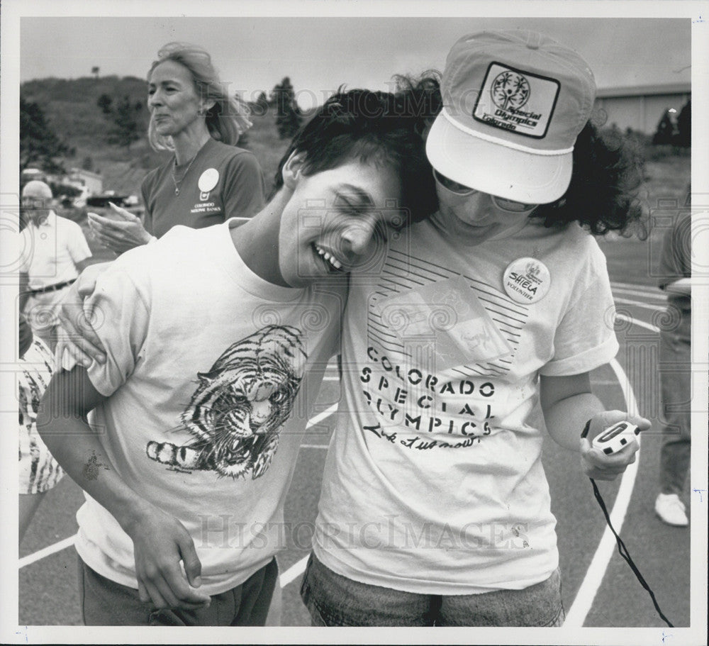 1989 Press Photo Benny Otero Is Hugged By Sheila Gracey At The Special Olympics - Historic Images