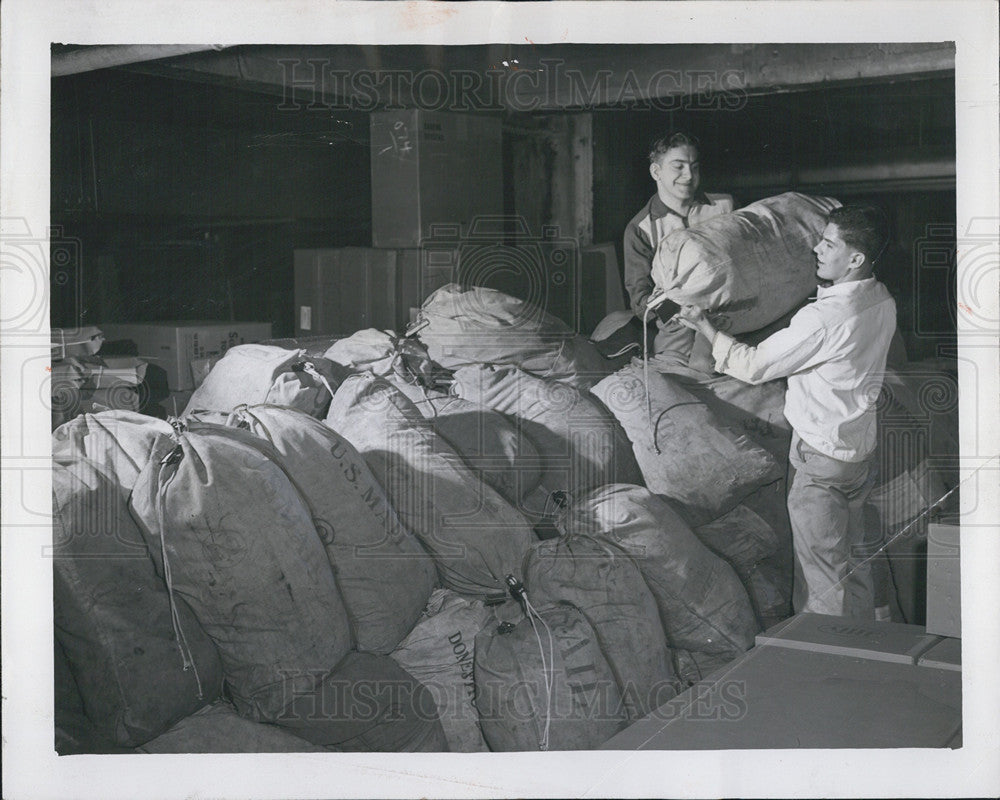 1955 Press Photo Tangle Town Entries Pour Into The Daily News For Judging - Historic Images