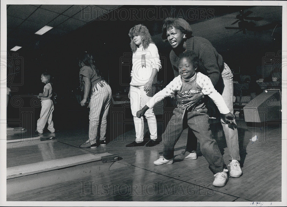 1988 Press Photo Ethenia Phillips &amp; Daughter Kelli Cheer After Bowl - Historic Images