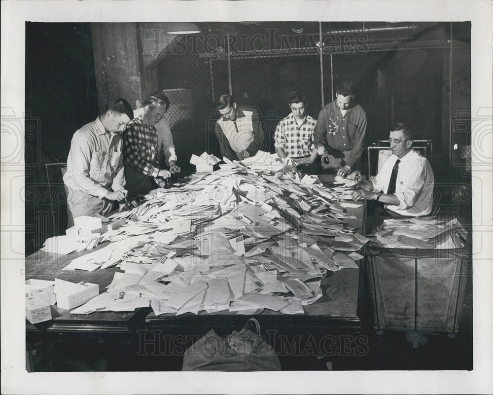 1955 Press Photo Counting entries for a $25,000.00 contest - Historic Images