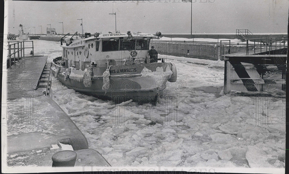 1963 Press Photo Ice jam on Chicago River prevents larger boats from moving - Historic Images