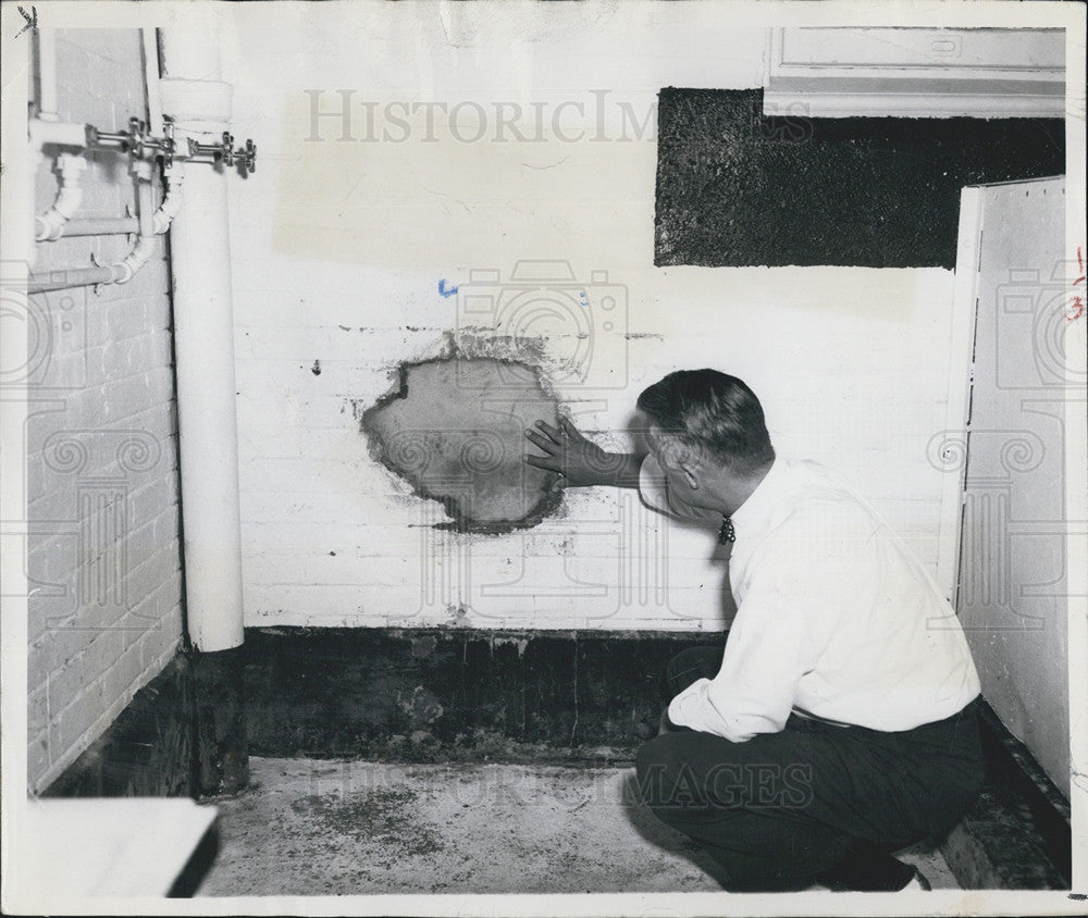 1952 Press Photo Norton Conklin, Old County Jail Warden Examines Prison Hole - Historic Images