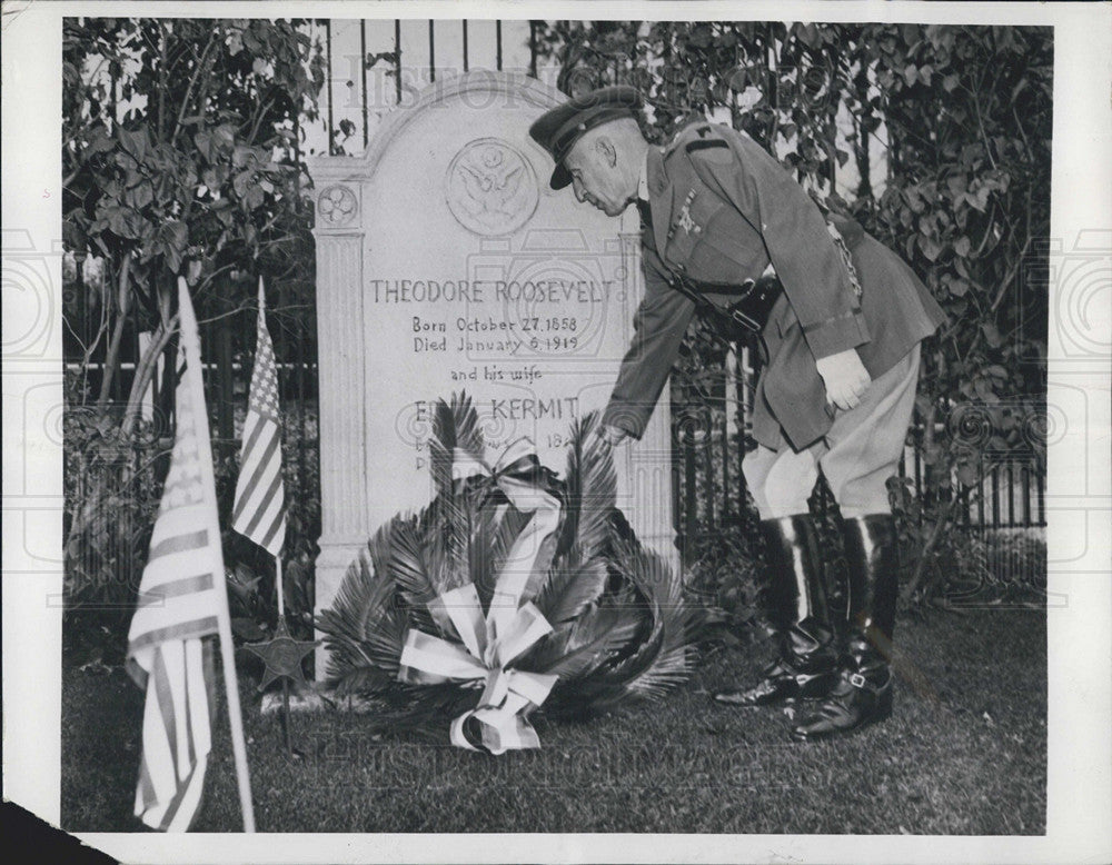 1944 Press Photo Army Officer Lays Wreath On Grave of Theodore Roosevelt - Historic Images