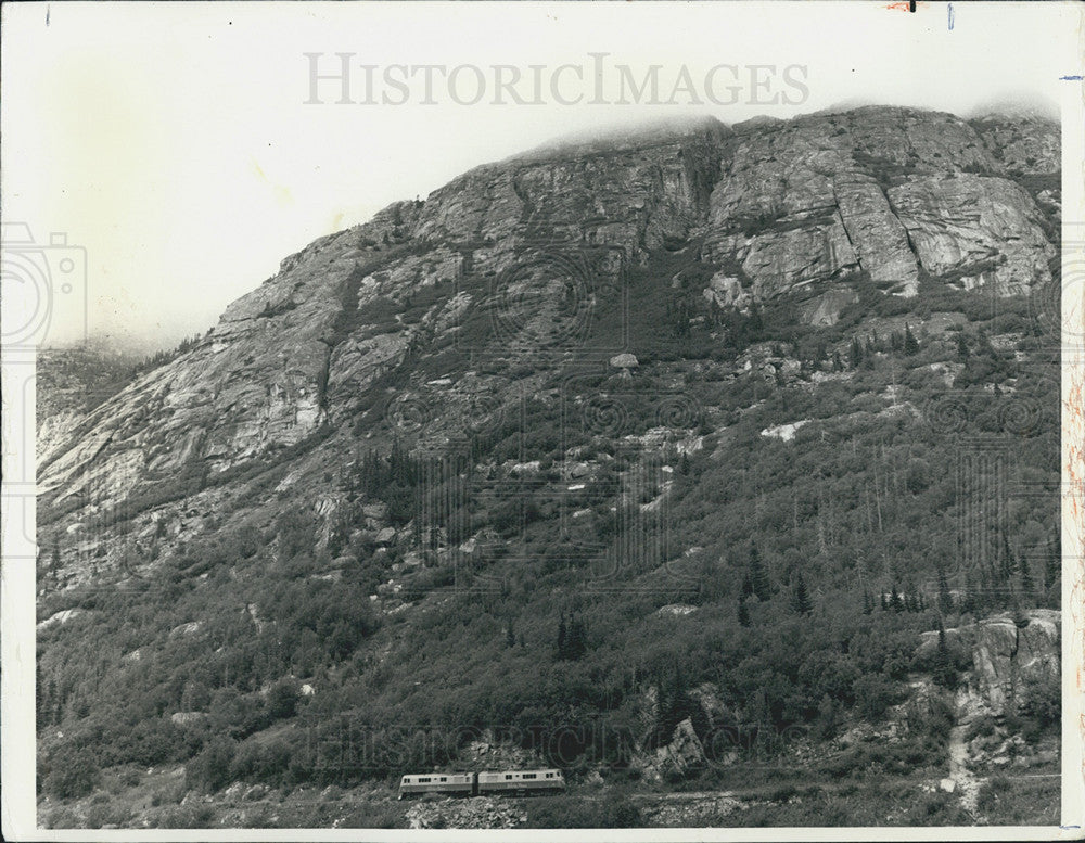 1975 Press Photo A Diesel train runs through White Pass in Canada - Historic Images