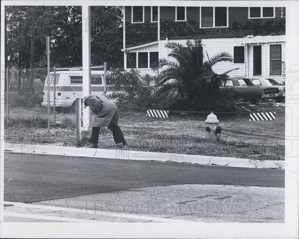 1980 Press Photo Crossing the street in the middle of the block - Historic Images