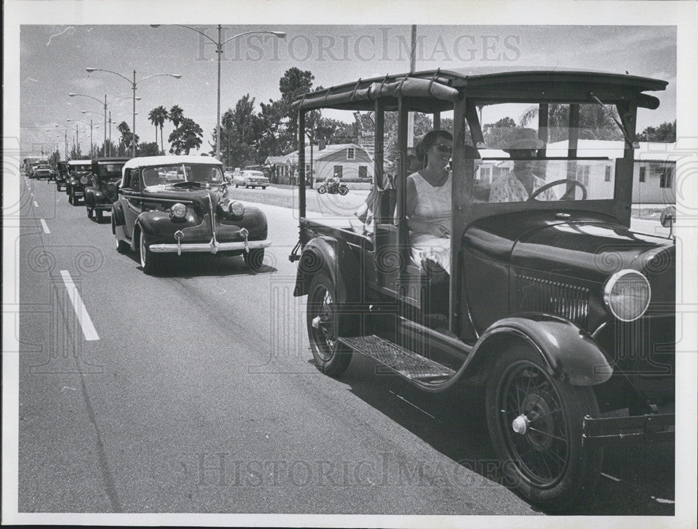 1961 Press Photo Riding down 4th Street in St. Petersburg, Fl - Historic Images