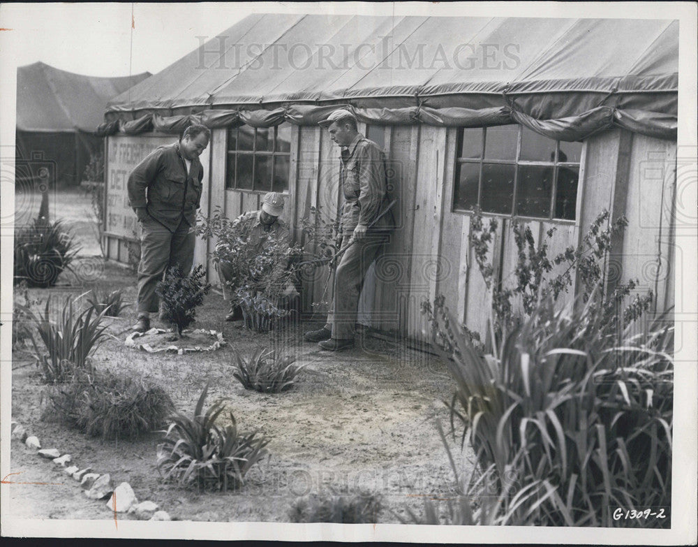 1951 Press Photo Vern P. Kowalke, Joseph La Rocco &amp; Joseph Soper In Their Garden - Historic Images