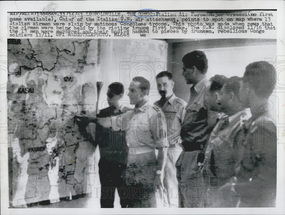 1961 Press Photo Italian Air Force Major Orsucci Points To Map Of Slayings - Historic Images