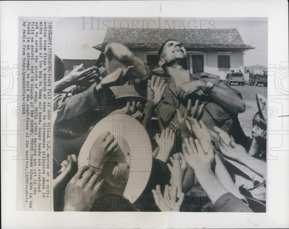 1965 Press Photo U.S. Marine hands out soap to Vietnamese villagers - Historic Images