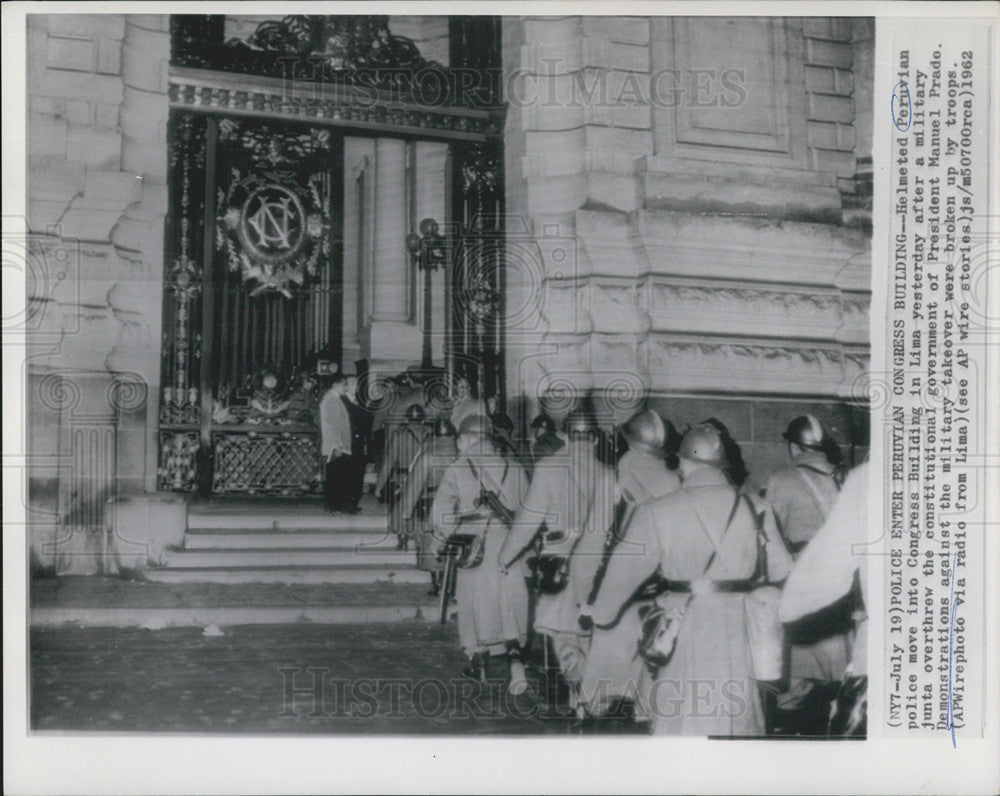 1962 Press Photo Peruvian Police Entering Congress Building Lima - Historic Images