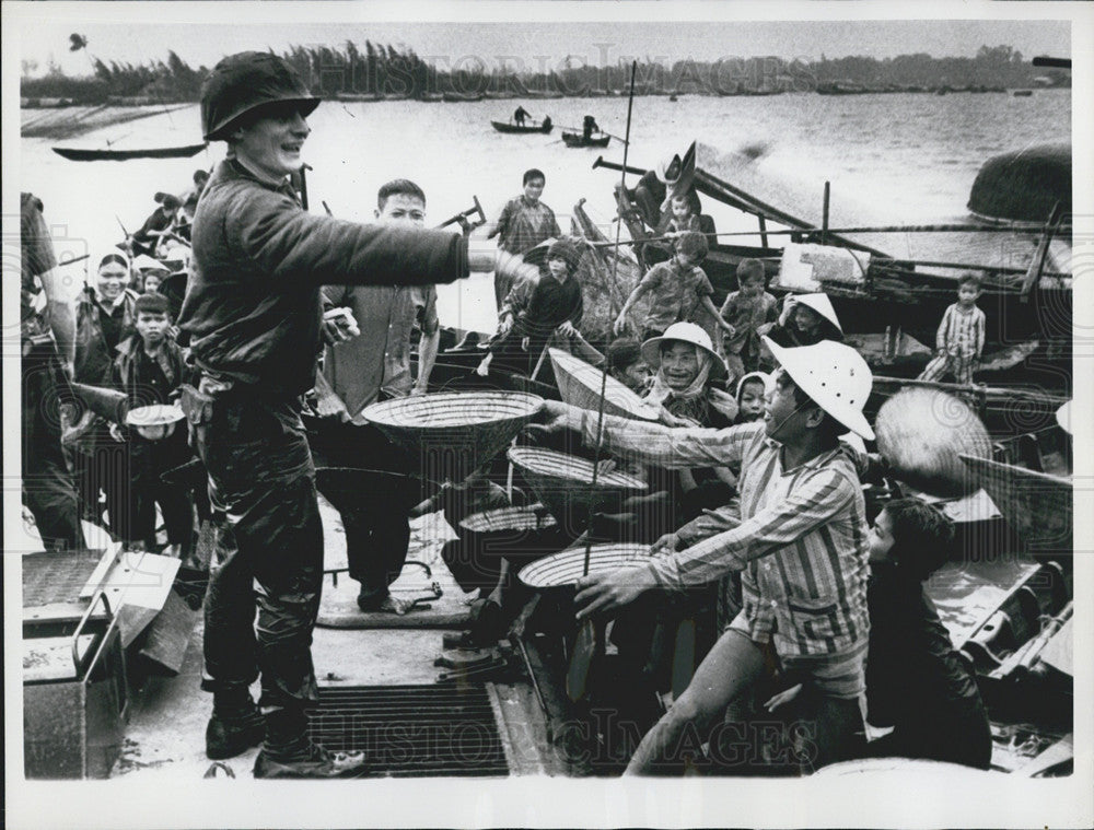 1965 Press Photo Sampan villagers cluster around a US Marine handing out soap - Historic Images