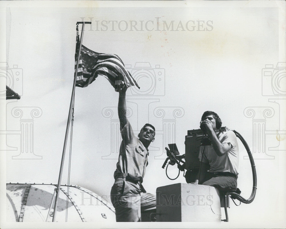 1968 Press Photo Aircraft spotters on the USS Lexington - Historic Images