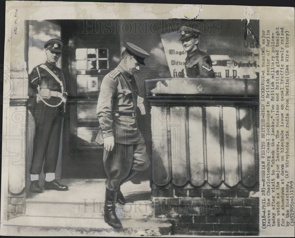 1949 Press Photo Russian Major leaves a lockhouse in Berlin - Historic Images