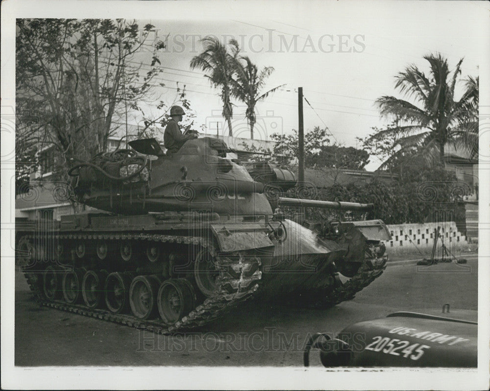 1965 Press Photo U.S. Soldier awaits possible rebel move on Santo Domingo street - Historic Images