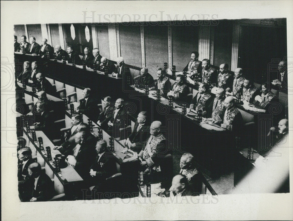 1930 Press Photo Japan&#39;s Premier Hamaguchi and his cabinet listen to the Emperor - Historic Images