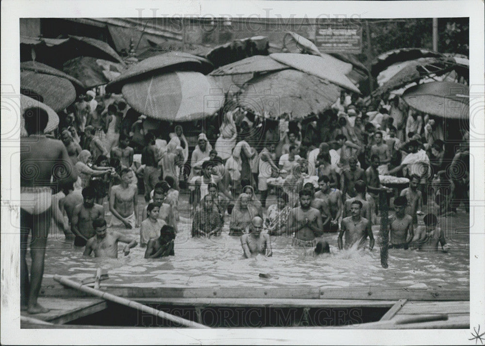 1970 Press Photo Bathing in the Ganges River in India - Historic Images