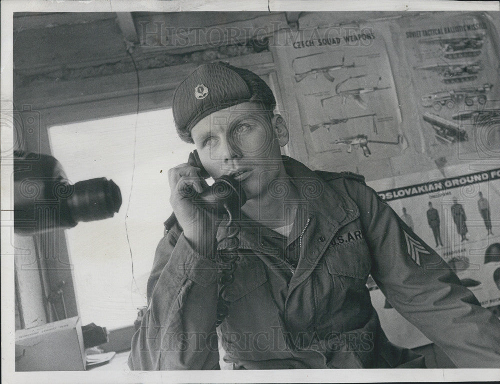 1969 Press Photo Sgt. Greg Reimers reports from Observation Post 50 - Historic Images