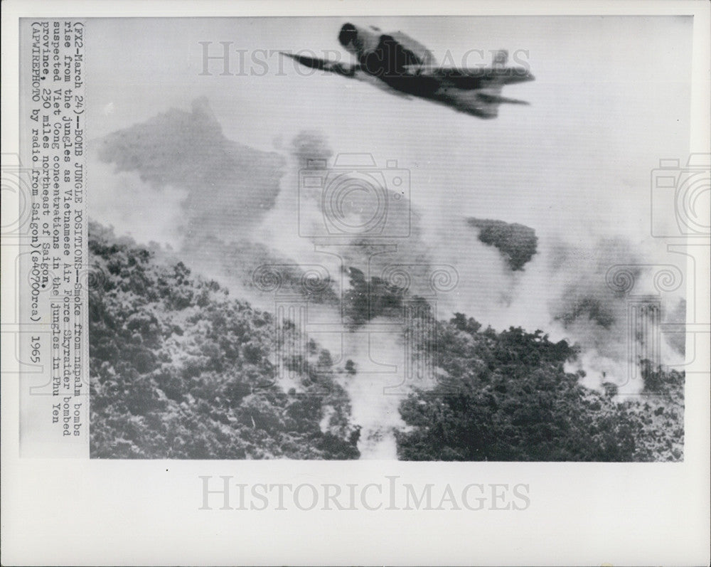 1965 Press Photo Vietnamese Air Force Skyraider bomb suspected Viet Cong - Historic Images