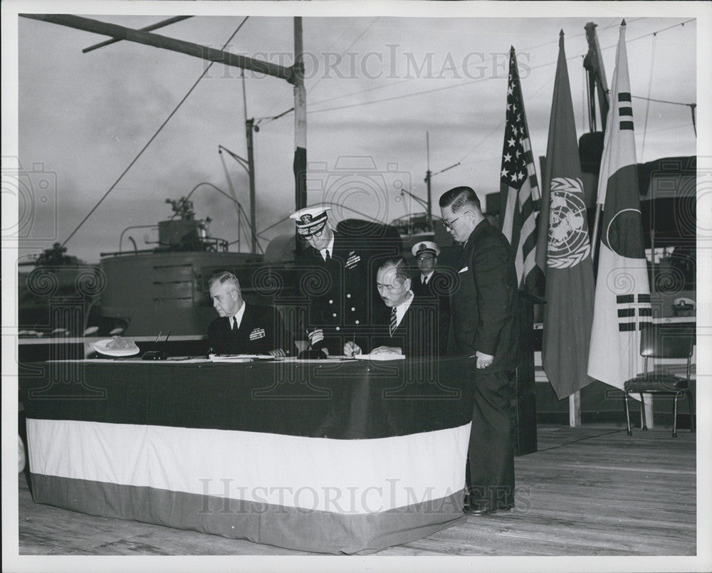 1950 Press Photo Kim Yong Jun, Korean Minister Signs Transfer Agreement - Historic Images