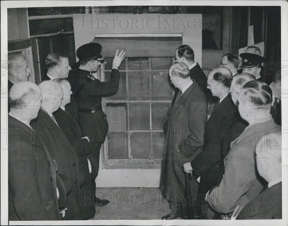 1957 Press Photo Visitors at gas proof room in Aldermandury receive instructions - Historic Images