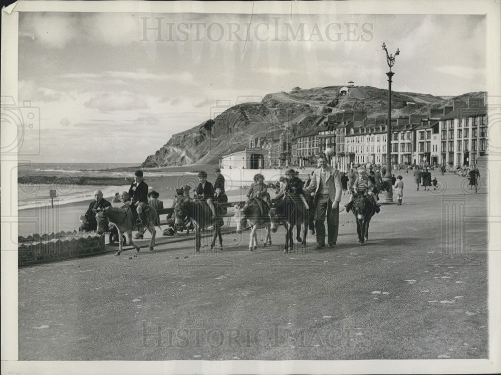 1943 Press Photo Children Riding Donkeys Aberystwyth Wales Resort - Historic Images