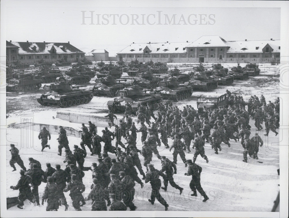 1957 Press Photo Tankmen Dashing To Tanks West German Bundfswehr Leopold Barrack - Historic Images