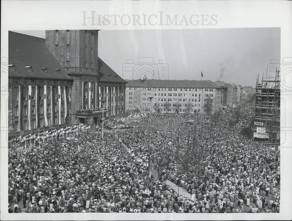 1955 Press Photo West Germans Rally At &quot;Schoneberger Rathaus&quot; For May Day - Historic Images