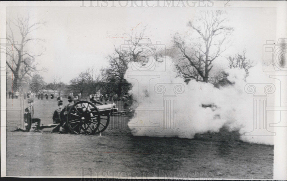 1962 Press Photo The King&#39;s Troop Of The Royal Horse Artillery Fire Gun Salute - Historic Images