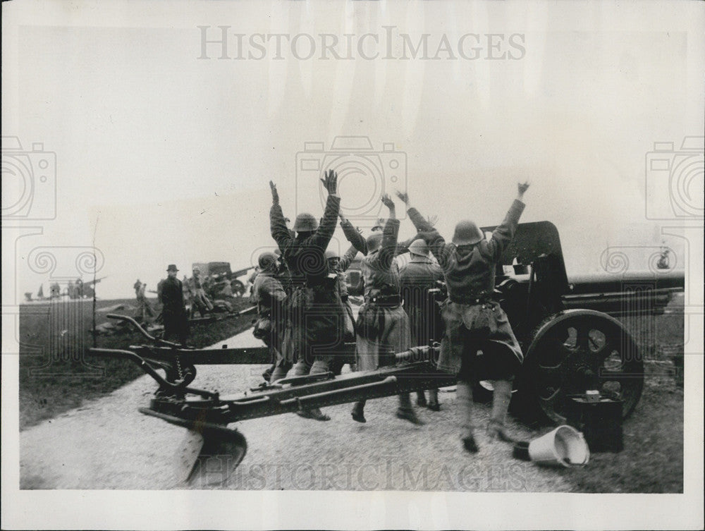 1936 Press Photo Artillerymen In Netherlands Cheer In Honor Of Royal Birth - Historic Images