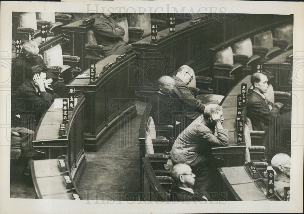 1945 Press Photo Japanese Legislatures Sneak A Snooze During Session of Diet - Historic Images