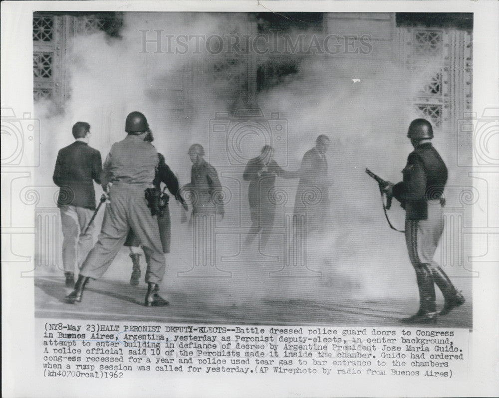 1962 Press Photo of Argentinians Police, guards doors to Congress, in Argentina. - Historic Images