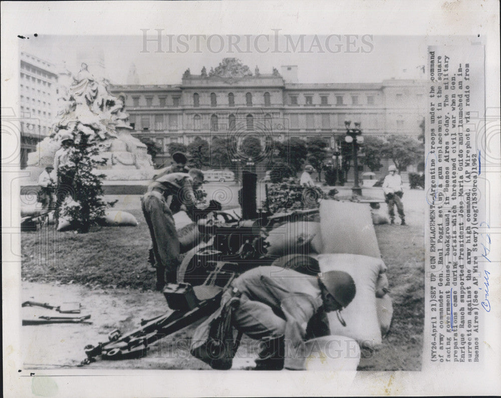 1962 Press Photo of Argentine troops set up gun emplacement. - Historic Images