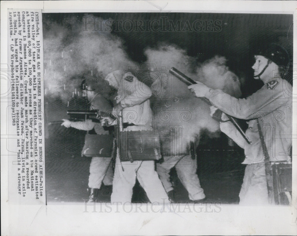 1963 Press Photo police fire tear gas shells Peronist crowd Buenos Aires - Historic Images