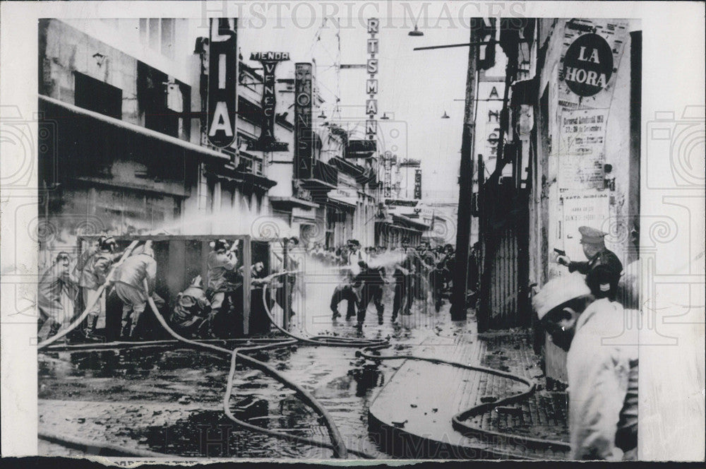 1958 Press Photo police firemen barricade mob rioting students Tucuman Argentina - Historic Images