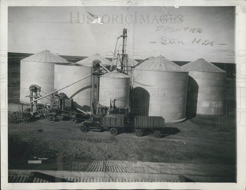 1939 Press Photo Buenos Aires Province Argentina farmers threshed wheat Pampas - Historic Images