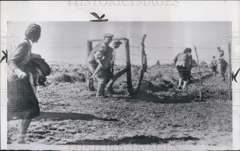 1962 Press Photo civilians evacuated fighting zone Buenos Aires Argentina - Historic Images