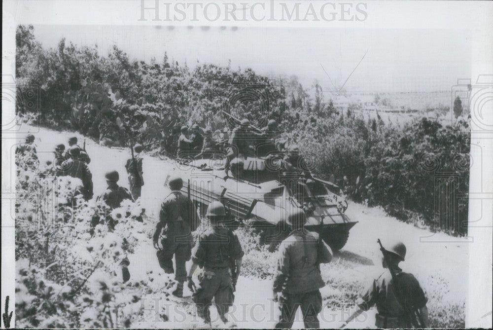 1956 Press Photo French Soldiers in Algeria - Historic Images