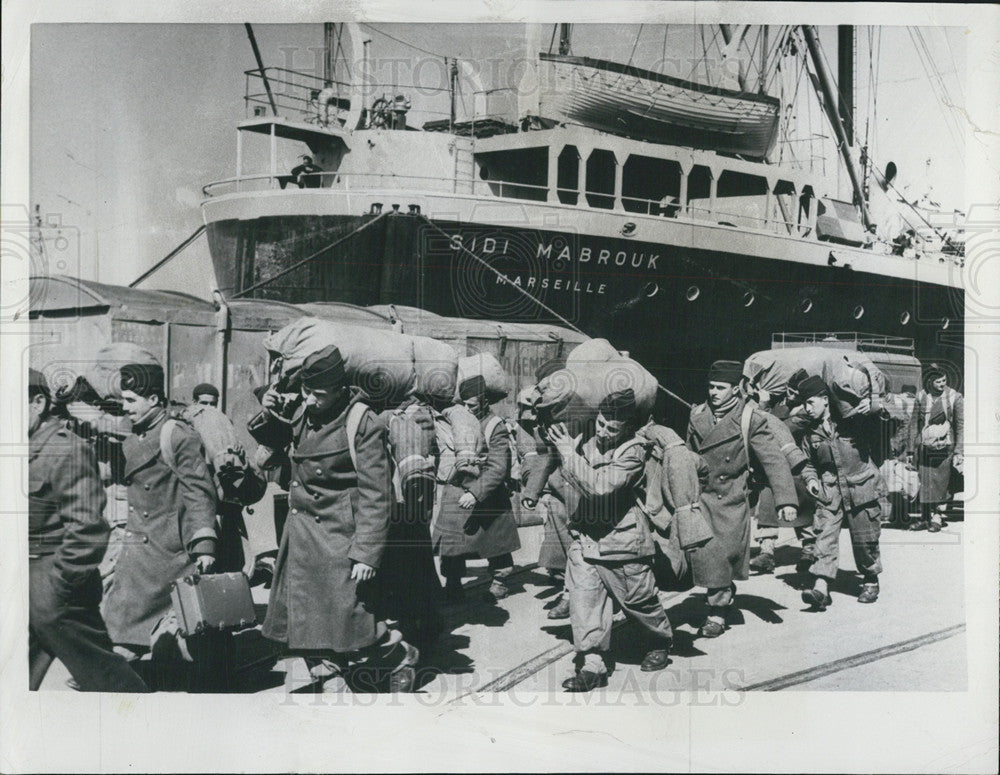 1956 Press Photo French Soldiers debark from Algeria - Historic Images