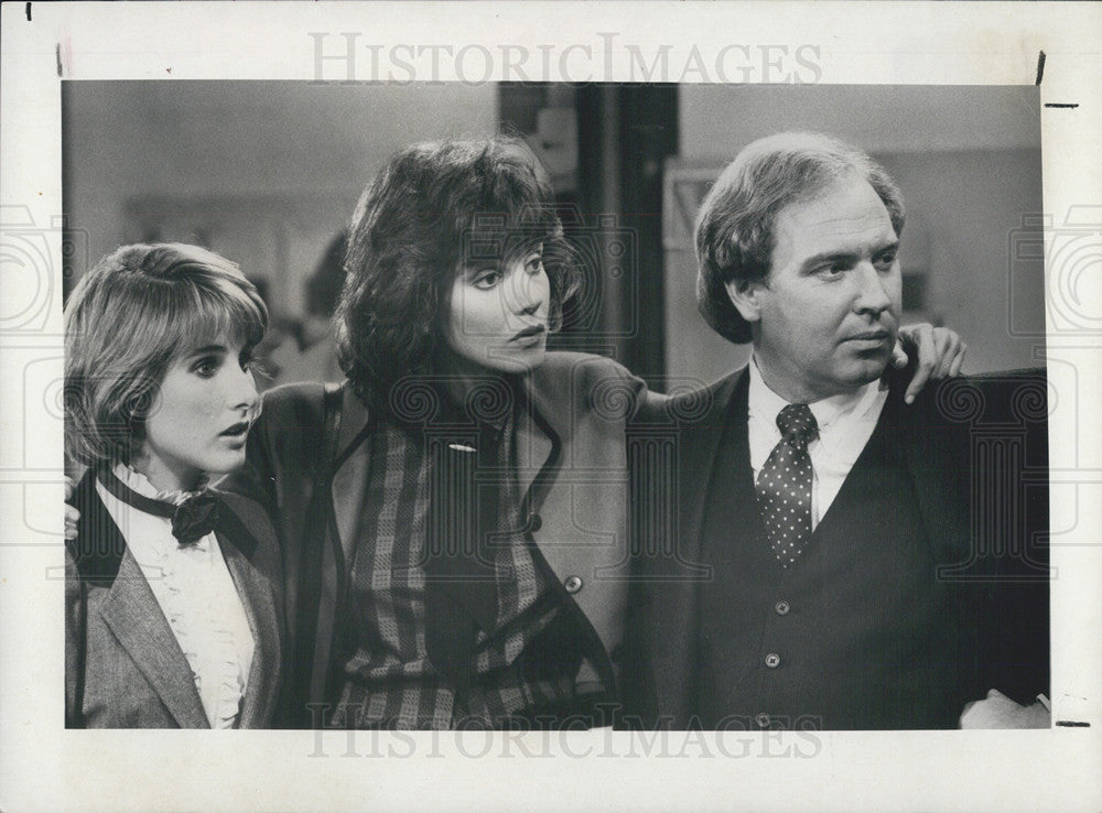 1985 Press Photo Cathy Silvers,Margaret Colin,Sanford Jensen,&quot;Foley Square&quot; - Historic Images